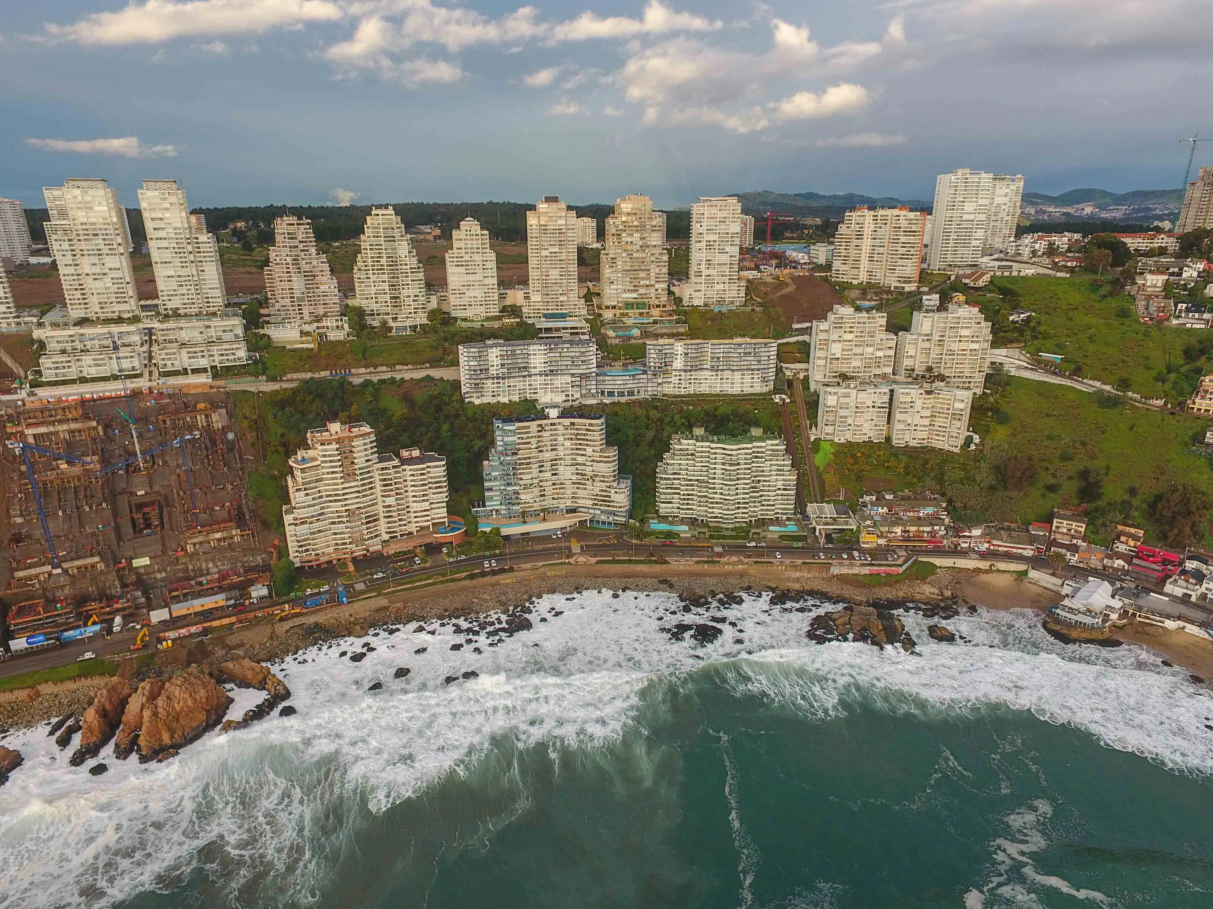 Vista aerea de edificios frente al mar